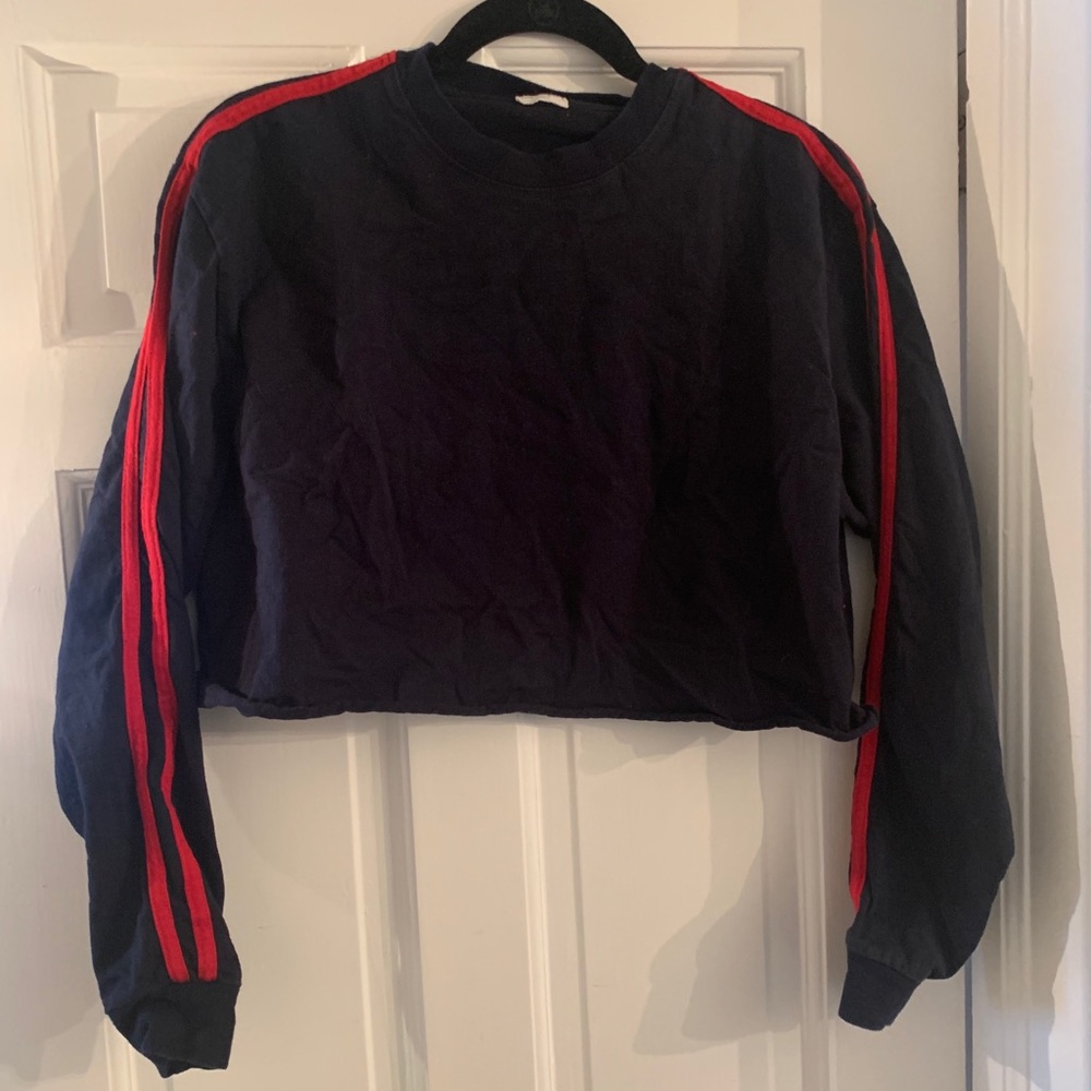 Navy cropped t-shirt.